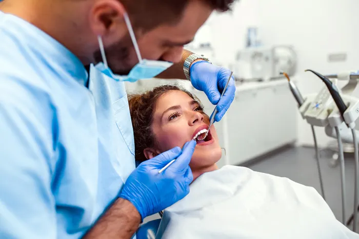 A fogát vizsgálják egy betegnek fogászaton
